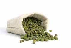 特写镜头生绿色绿豆豆子种子麻袋袋孤立的白色背景