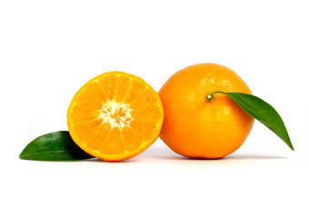 一半切片生柑橘类中国被称为橙婴儿santang叶子- - - - - -当地的新鲜的水果印尼孤立的水果木篮子碗