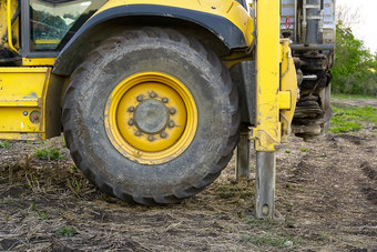 黄色的挖掘机黄色的拖拉机场建设机械场大黄色的轮加载程序对齐一块土地建筑拖拉机农田
