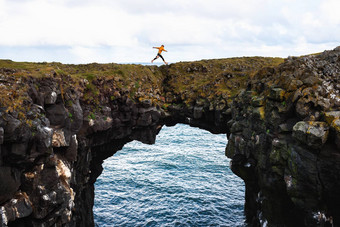 旅游跳跃自然岩石桥老鹰的损失冰岛