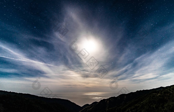 月光照耀的加州布满星星的晚上天空海洋完整图片-包图网企业站