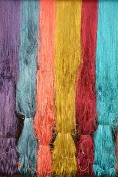 色彩斑斓的生多色丝绸线程背景