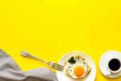 炸鸡蛋三明治板黄色的桌子上前视图复制空间