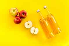 苹果苹果酒醋瓶黄色的背景前视图