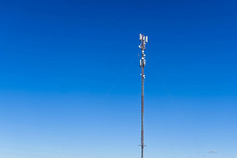电信塔细胞细胞网站基地站无线沟通天线发射机电信塔天线蓝色的天空背景