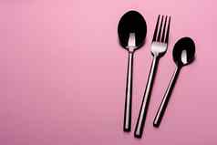 金属勺子叉孤立的粉红色的背景集餐具准备好了餐