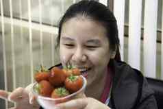 女人吃草莓红色的浆果水果甜蜜的多汁的