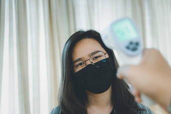 女人穿面具保护流感thermoscan