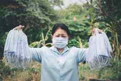女人穿面具保护疫情流感科维德