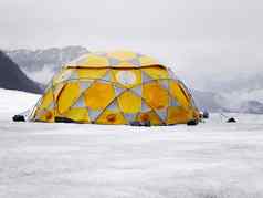 orange-grey野营帐篷冰冷的景观岩石山脊