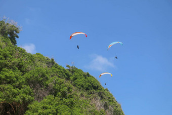 跳伞天空单滑翔伞飞行夏天一天热带巴厘岛岛美丽的滑翔伞飞行绿马术背景概念活跃的生活方式极端的体育运动