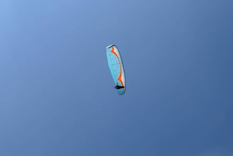 跳<strong>伞</strong>天空<strong>滑翔伞</strong>飞行明亮的阳光明媚的一天美丽的<strong>滑翔伞</strong>飞行绿马术背景概念活跃的生活方式极端的体育运动冒险孤立的
