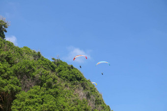 跳伞天空单滑翔伞飞行夏天一天热带巴厘岛岛美丽的滑翔伞飞行绿马术背景概念活跃的生活方式极端的体育运动