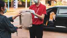 交付人员交付货物客户科维德病毒疫情世界穿面具防止传播疾病在线购物