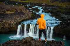 徒步旅行者站边缘特约法瀑布瀑布冰岛