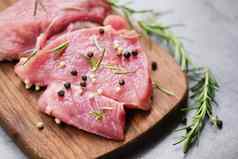 生猪肉肉木切割董事会厨房表格