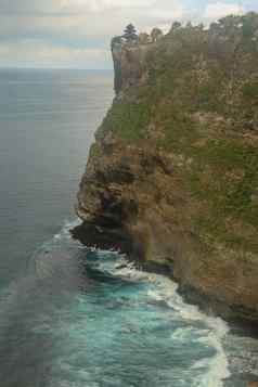 Uluwatu寺庙普拉崇高Uluwatu巴厘岛的印度教海寺庙位于Uluwatu著名的华丽的位置栖息前悬崖风景如画的明亮的悬崖景观