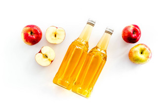 苹果苹果酒<strong>醋瓶</strong>白色背景前视图