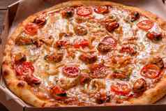美味的切片披萨海鲜番茄混凝土背景