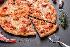 美味的切片披萨海鲜番茄混凝土背景