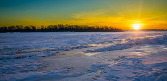 色彩斑斓的日出冻河