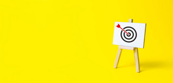 标志站箭头目标黄色的背景打击中心战术广告针对做广告活动目标成就意志坚强