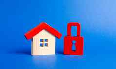 木房子红色的挂锁不可用昂贵的真正的房地产房子保险安全安全没收债务报警系统癫痫发作财产保护财产权利