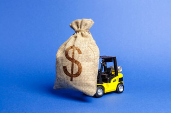 黄色的叉车卡车携带大袋钱吸引投资发展现代化生产业务项目收入利润销售超级利润复制空间