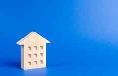 木住宅建筑站蓝色的背景概念购买销售真正的房地产租搜索房子负担得起的住房信贷贷款投资的地方文本