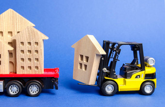 黄色的叉车加载木数字房子卡车概念运输货物航运移动<strong>公司</strong>建设房子对象行业移动整个建筑