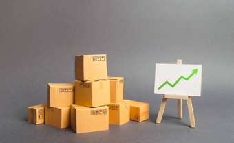 很多纸板盒子白板绿色积极的图表箭头增加消费者需求率增长生产货物产品增加<strong>经济指标</strong>