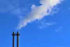 行业污染工厂烟囤深蓝色的天空
