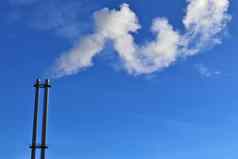 行业污染工厂烟囤深蓝色的天空