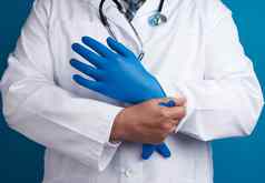 医生白色统一的把手蓝色的无菌乳胶如果留意