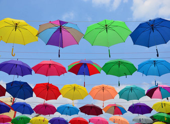 色彩斑斓的<strong>雨伞</strong>背景coloruful<strong>雨伞</strong>城市街装饰