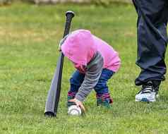 可爱的婴儿女孩玩棒球蝙蝠球
