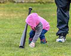 可爱的婴儿女孩玩棒球蝙蝠球