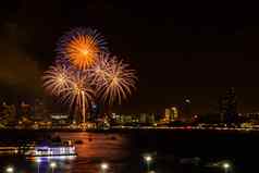 烟花色彩斑斓的晚上城市视图背景庆祝活动节日