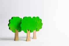 玩具木数据树白色背景森林模仿环境保护光行星家庭树象征强度智慧非法森林砍伐