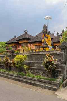 印度教寺庙巴厘岛印尼观赏墙寺庙黑色的石头传统的寺庙体系结构黑色的纤维椰子棕榈屋顶普拉寺庙巴厘岛岛印尼