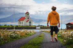 年轻的男人。走教堂墓地冰岛