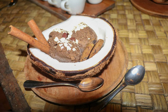 巧克力冰奶油服务新鲜的椰子肉甜蜜的甜点可可饼干香蕉片块肉桂美味的美味的甜点合适的点心总结天