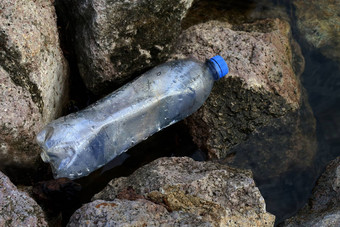 浪费塑料<strong>瓶</strong>河浪费污染垃圾垃圾塑料<strong>瓶</strong>空石头