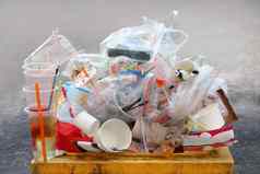 垃圾转储塑料浪费桩垃圾塑料浪费瓶袋泡沫托盘本黄色的塑料浪费污染