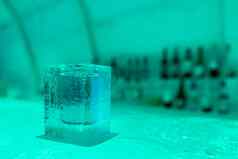 鸡尾酒短玻璃使冰冰屋冰酒吧冬天海