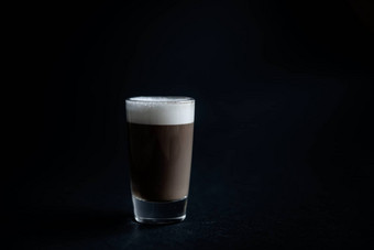 迷你杯卡布奇诺<strong>咖啡</strong>玻璃杯黑色的背景