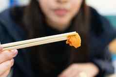 持有大学寿司筷子海海胆大学生鱼片日式