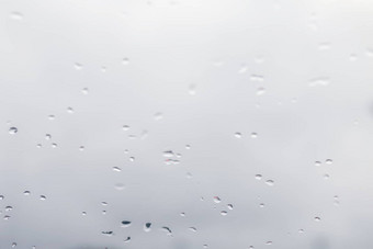 模糊背景水雨滴玻璃窗户白色背景雨冷