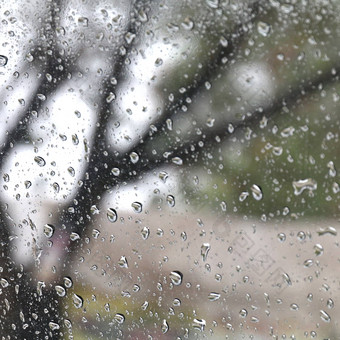 自然新鲜的湿背景水雨滴透明度玻璃窗口镜子玻璃