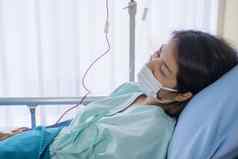 亚洲女人生病的高发热打喷嚏接受康复治疗